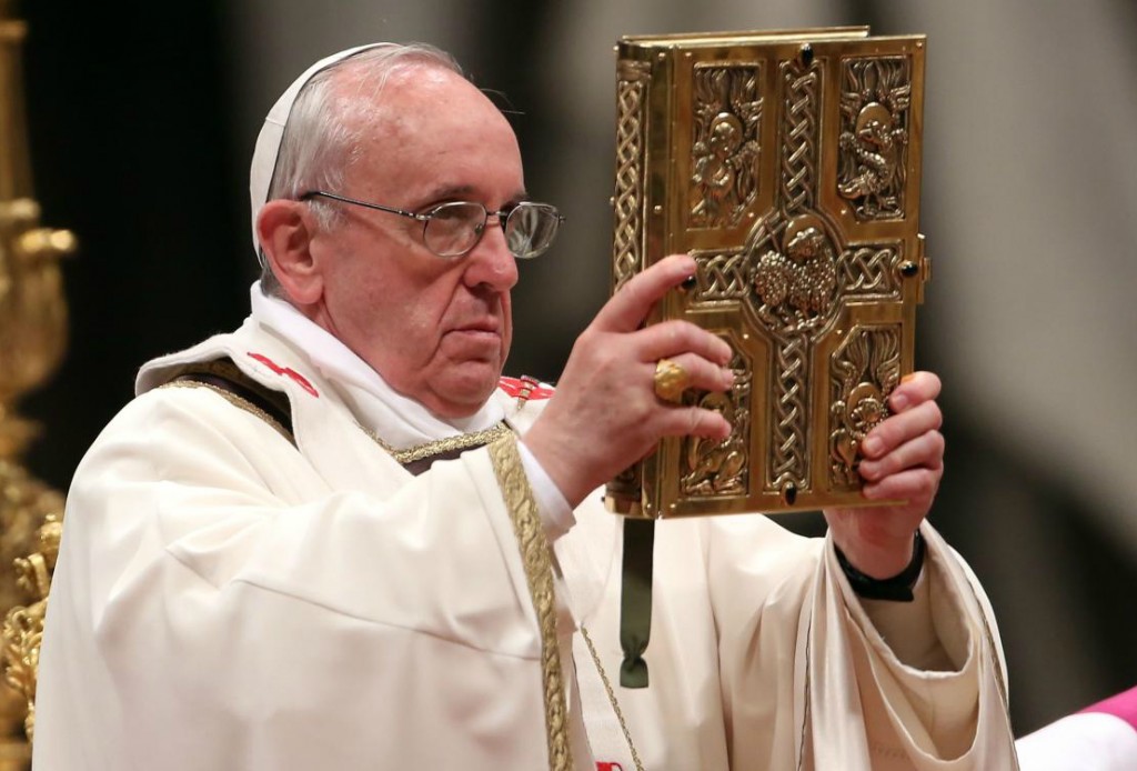 Pope-Francis-Book-of-Gospel