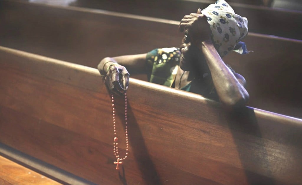 woman-praying brazil