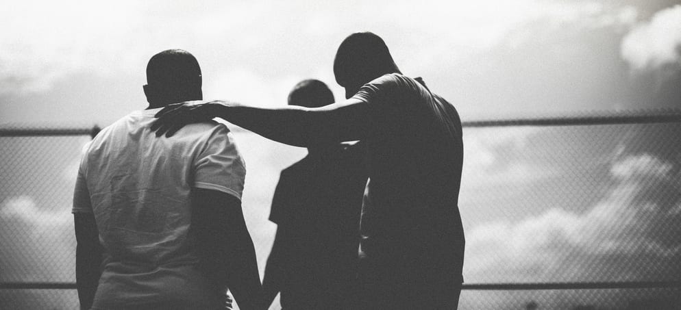 Questo è l'Inizio della Fine Fraternal-men-praying-for-each-other