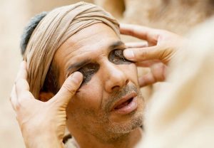 man born blind sacraments from the lion of judah spittle spit mud John 9 4th fourth Sunday of Lent A uomo nato cieco fango sacramenti Leone quarta domenica di quaresima ciego de nacimiento sacramentos del León de Judá Saliva, barro y lodo