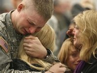 Desapego - el precio del discipulado soldier says goodby to family-min facebook