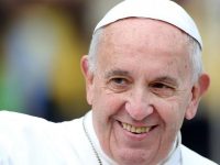 Cartilla papal – resumen sobre el papado pope francis smiling waving call to holiness rejoice be glad gaudete et exsultate