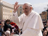 Cartilla papal – resumen sobre el papado pope francis greeting a crowd Ashwin Vaswani unsplash