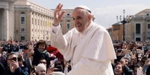 pope francis greeting a crowd Ashwin Vaswani unsplash